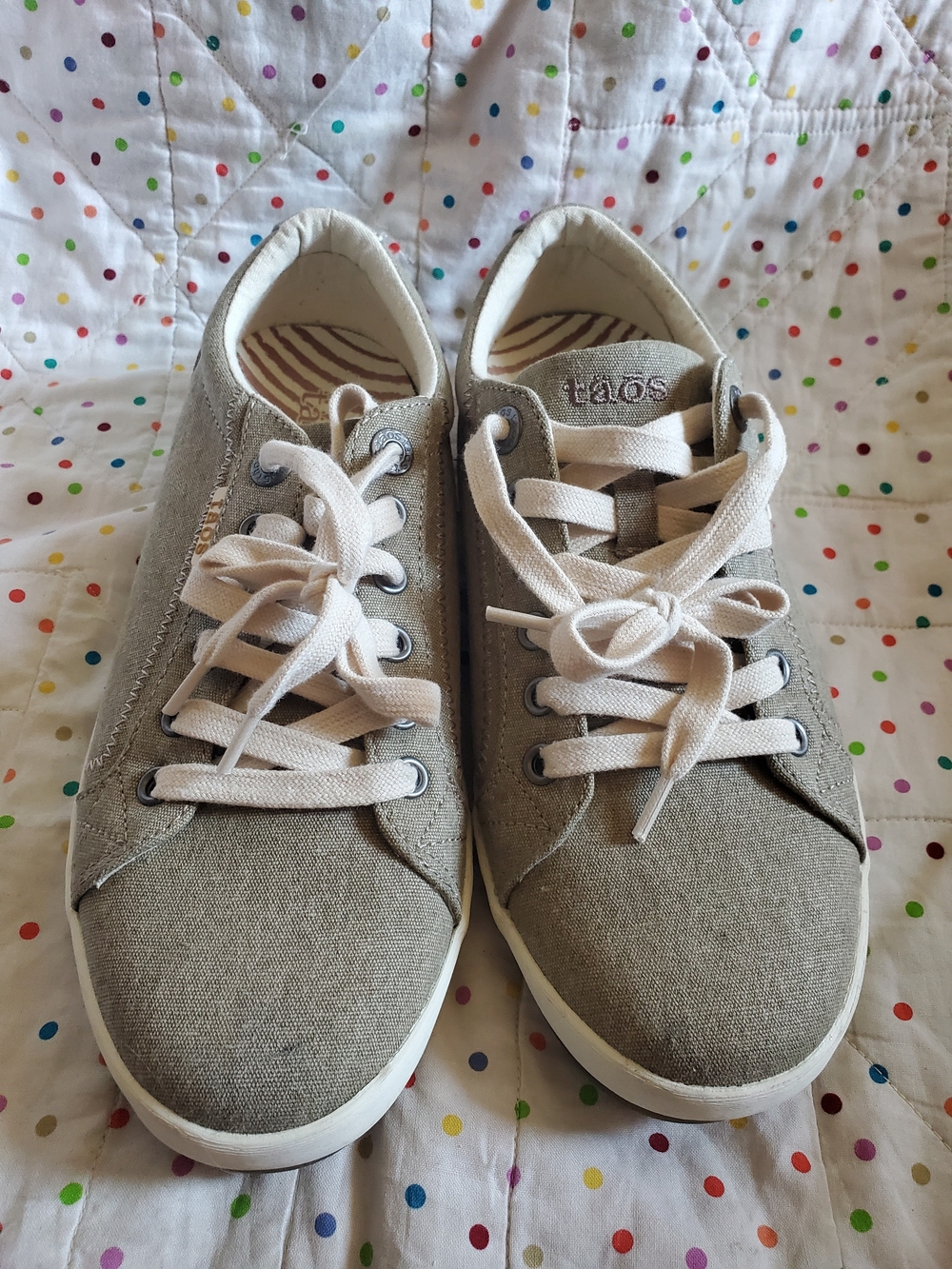 Taos Star  Canvas Lace-Up Sneakers - Beige.
